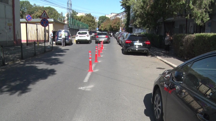 Benzi separate la Școala nr. 11. Astăzi s-au montat stâlpișorii pe axa centrală