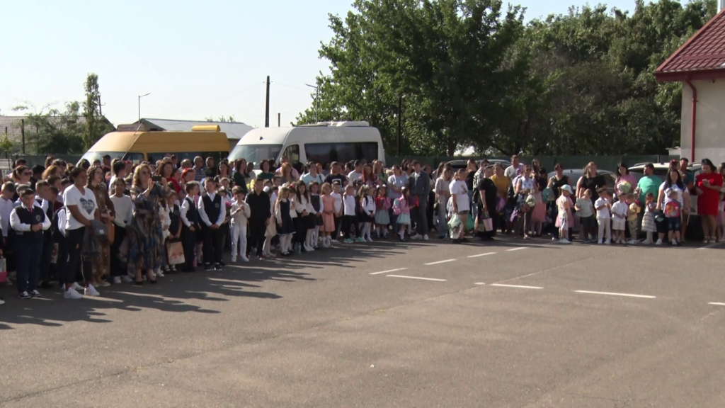 A sunat clopoțelul la Vernești. Emoții pentru copii, dar și pentru părinți