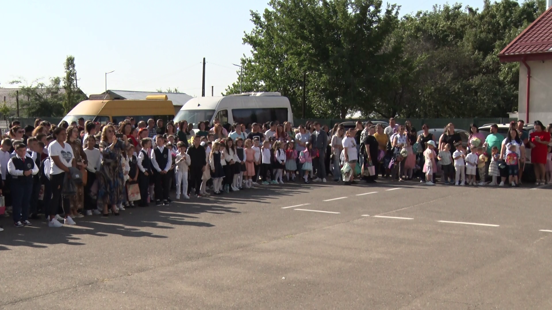 A sunat clopoțelul la Vernești. Emoții pentru copii, dar și pentru părinți