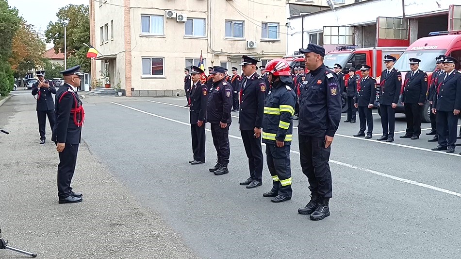 Cinci salvatori buzoieni, avansați în grad. Festivitate emoționantă, la ISU Buzău, de Ziua Pompierilor