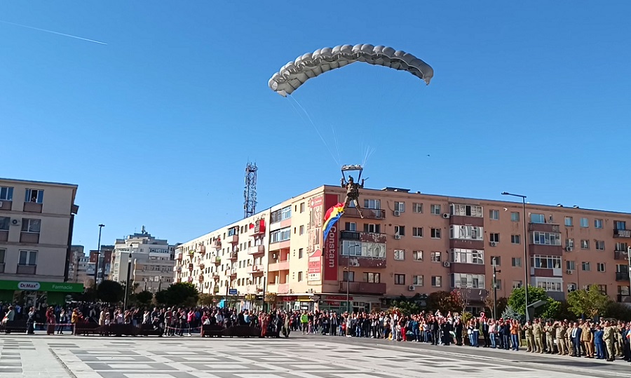 Aniversare spectaculoasă. Piața Dacia, „luată cu asalt” de către militarii Forțelor pentru Operații Speciale