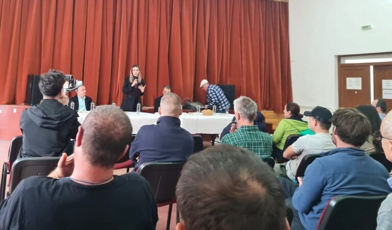 (VIDEO) Ministrul Mediului, Diana Buzoianu, în dialog cu locuitorii comunei Gura Teghii pe tema proiectului hidrocentralei Surduc