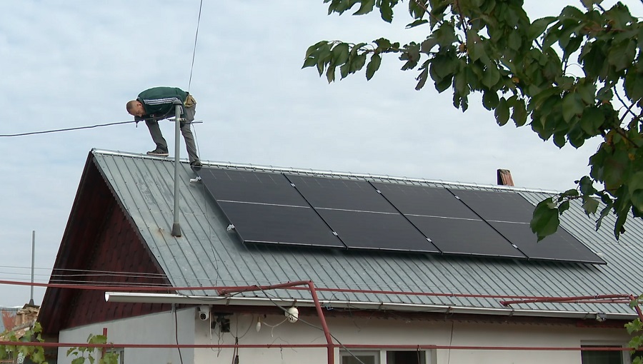 Fotovoltaice la sat, cu bani europeni. Au apărut primele panouri fotovoltaice pe casele din Smeeni