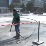 Curățenie pe Platou. Se spală dalele din granit