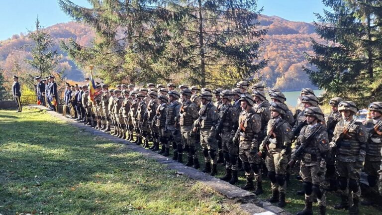 Spectacol pe străzi, de Ziua Armatei Române. Un ceremonial emoționant a avut loc și în localitatea Siriu