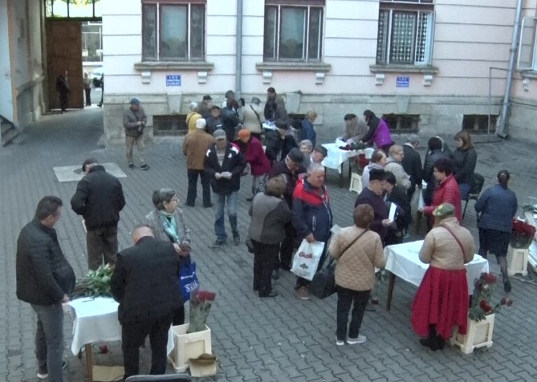 Flori pentru seniori. Primăria a premiat longevitatea în căsnicie
