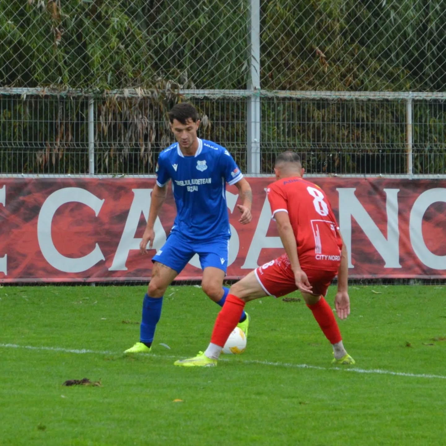 Se retrag, nu se retrag? Ape tulburi la Tunari, Metalul dezavantajată