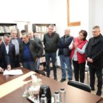 Contract semnat pentru construcția noului pod de la Nehoiu. Tot azi, a fost dat în folosință un nou pod la Siriu