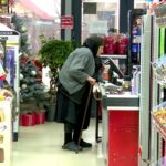 Forfotă în magazinele de la sate. Pregătirile pentru Crăciun se fac tot mai mult în supermarket