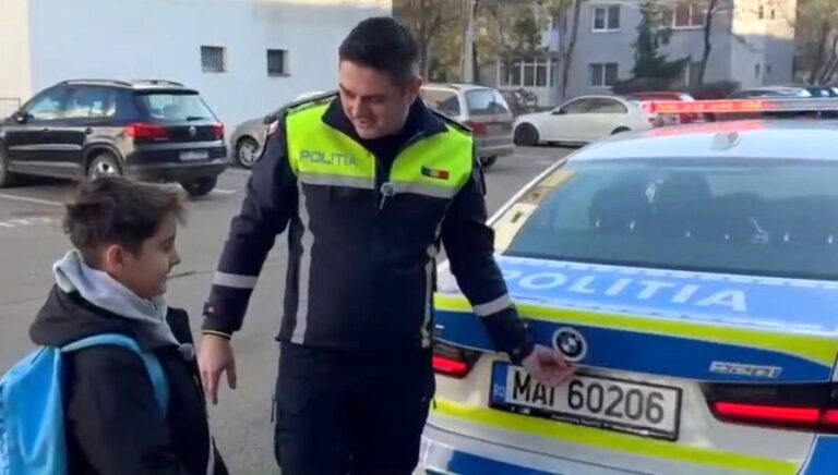 Nu împart doar amenzi! Polițiștii de la Rutieră, gest de suflet pentru un copil