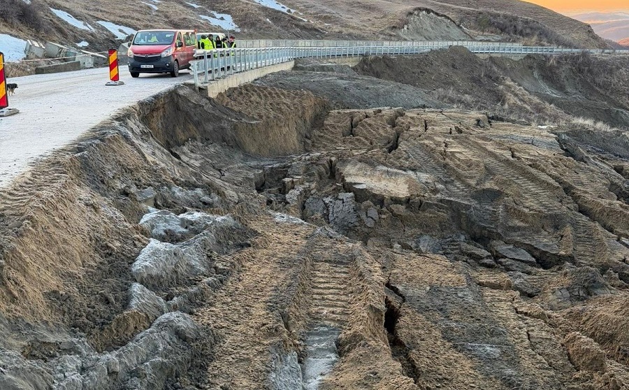 Patru comune, afectate de alunecări de teren. Fenomenul este cauzat de ninsorile și ploile din ultimele săptămâni