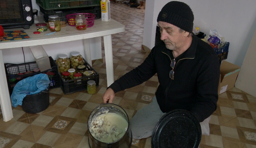 Înlocuită frecvent cu uleiul vegetal. Untura de porc râmâne ingredient de bază în gospodăriile rurale