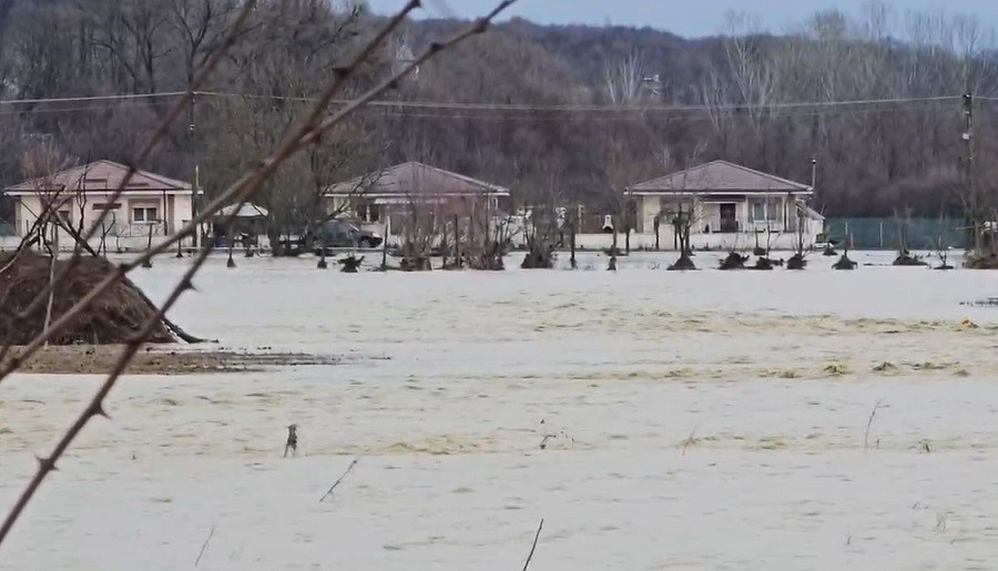 Cod Roșu de inundații în Buzău. Alunecări de teren și drumuri blocate, în urma ploilor torențiale