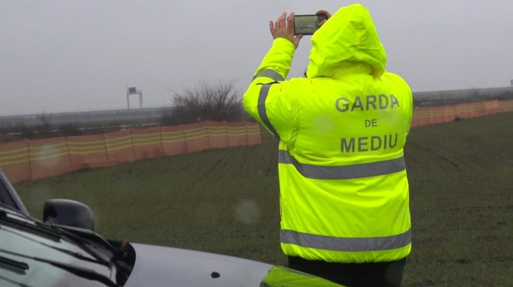(VIDEO) Anchetă după dezvăluirile Campus TV. Poliția și Garda de Mediu verifică operațiunea de fertilizare chimică ilegală din zona Ziduri – Valea Râmnicului