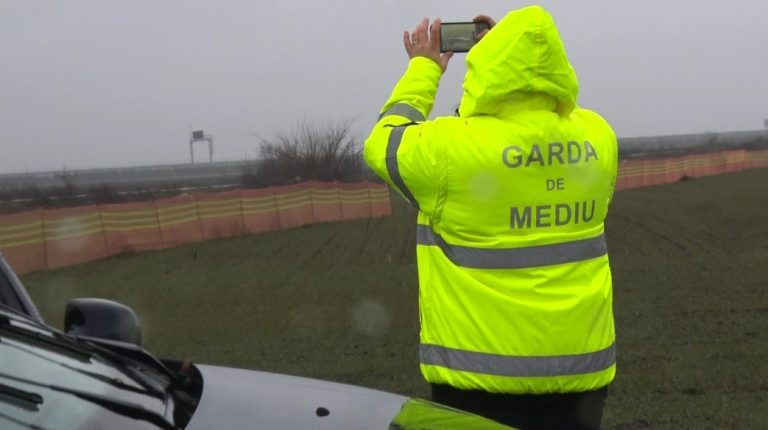 (VIDEO) Anchetă după dezvăluirile Campus TV. Poliția și Garda de Mediu verifică operațiunea de fertilizare chimică ilegală din zona Ziduri – Valea Râmnicului