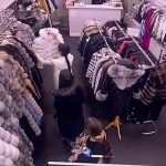 Hoațe de mici. O gașcă de fete a băgat spaima în comercianții din Buzău