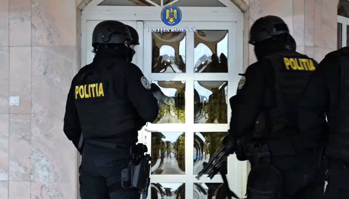 (UPDATE/VIDEO) Cazări și mese fictive! Bani din minciuni cu refugiați ucraineni! Primarul din Calvini, alți funcționari și ,,Împăratul Ceaușu’’ – vizați de anchetă