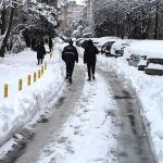 Haos pe străzi și trotuare, după ninsoare. Autoritățile locale, luate (din nou) pe „nepregătite”