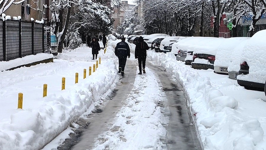 Haos pe străzi și trotuare, după ninsoare. Autoritățile locale, luate (din nou) pe „nepregătite”