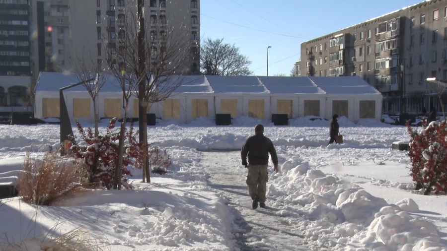Din nou la cort. A început amenajarea Târgului de Mărțișoare