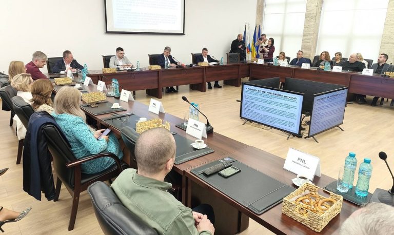 Dispar posturi, dar nu pleacă nimeni. „Reforma lui Bolojan”, fără efecte la CJ Buzău