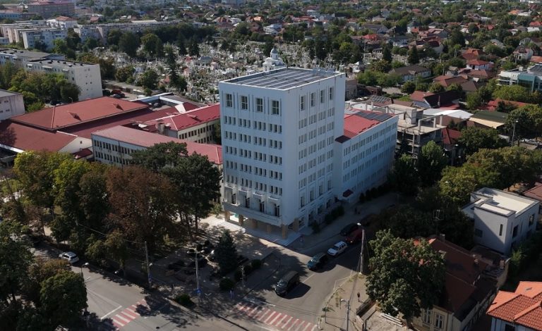 „Casa Albă”, renovată complet. Cea mai modernă clădire din județ nu are administrator!