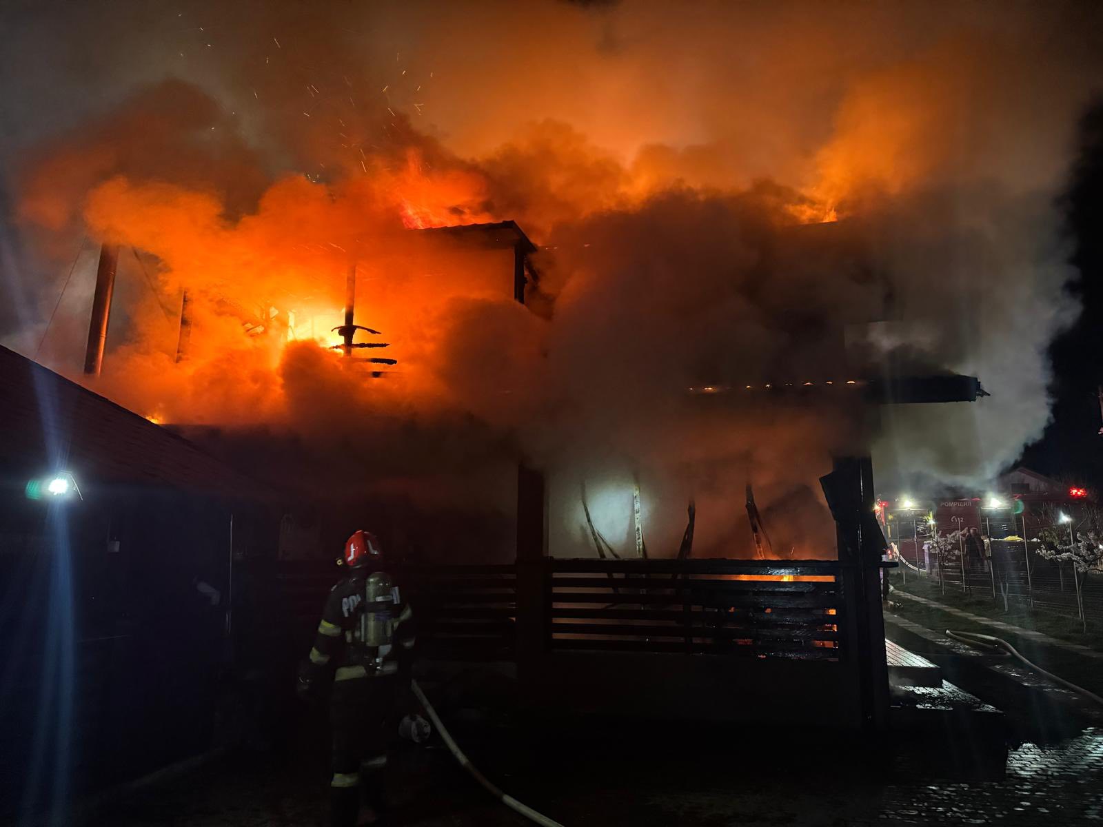 Incendiu devastator, în Săptămâna Mare. Familia unui polițist din jud. Buzău a rămas fără casă