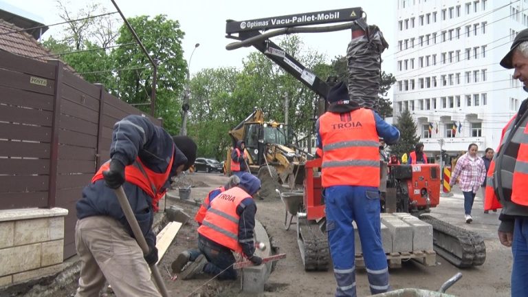 Scuar de așteptare. Popas pe trecerea de pietoni dintre Bălcescu și Patriei