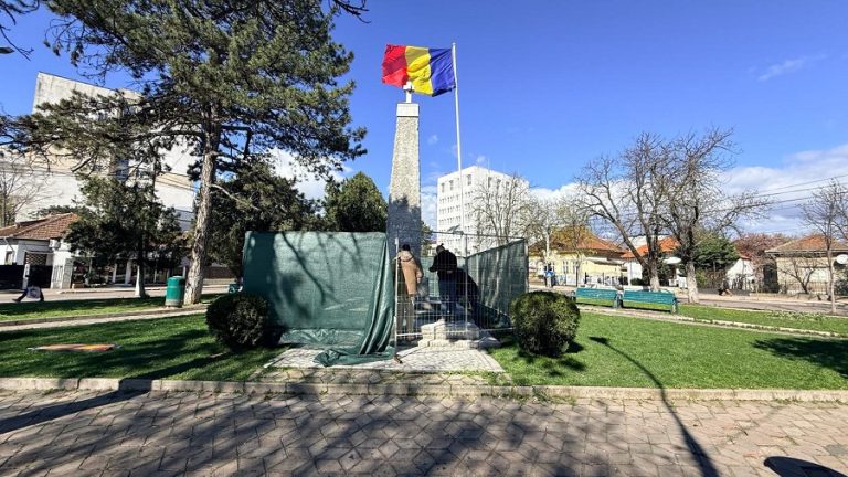 Statuia Aviatorului. Monumentul este în curs de reabilitare