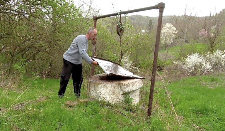 Paradox într-un sat din Buzău. Petrolul țâșnește din pământ, dar oamenii nu găsesc apă