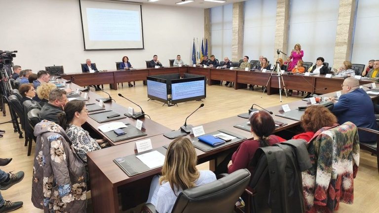 Ședință cu emoții la Prefectura Buzău. Liliana Sbîrnea și-a anunțat demisia din funcția de prefect