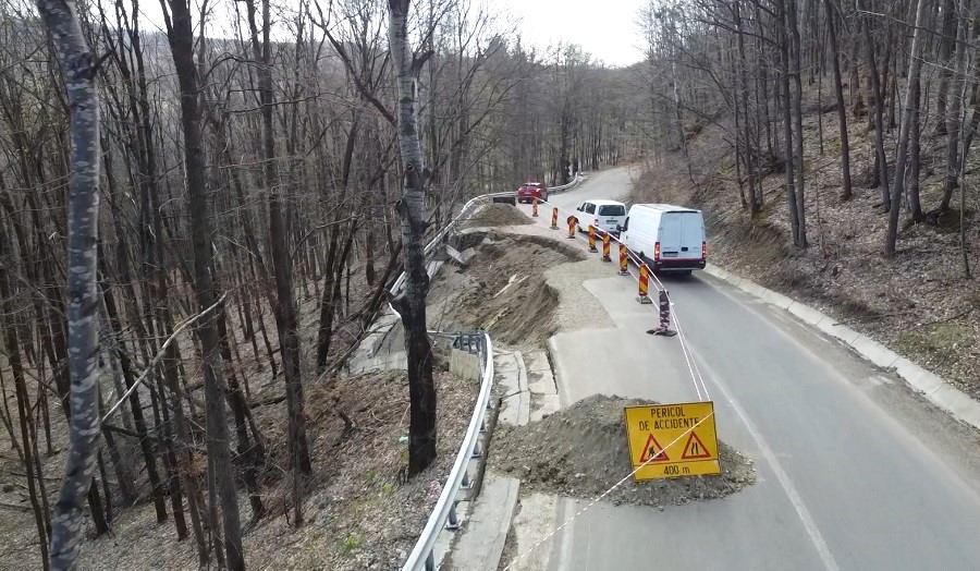 Trans-Cislău, avariat de ploi. Asfalt prăbușit pe o porțiune de aproape 100 de metri