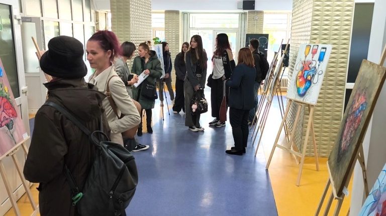 „Forma vieții”, picturi printre pacienți. Liceul de Arte, expoziție inedită la Spitalul Județean Buzău