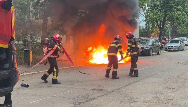 Mașină făcută scrum. Un Logan a ars ca o torță în cartierul Micro III