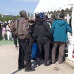 Grătare și mese întinse printre morminte. Paștele Blajinilor a umplut cimitirele din Buzău