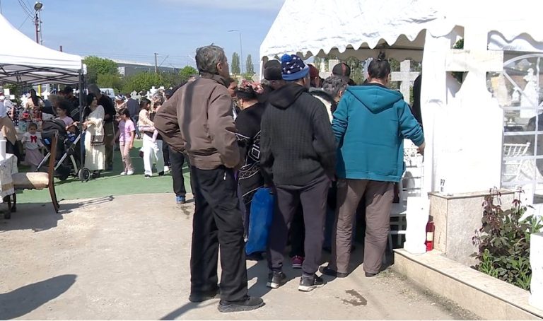 Grătare și mese întinse printre morminte. Paștele Blajinilor a umplut cimitirele din Buzău