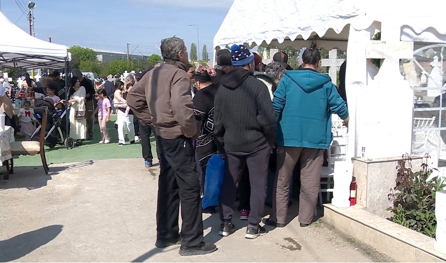 Grătare și mese întinse printre morminte. Paștele Blajinilor a umplut cimitirele din Buzău