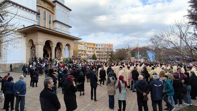 Procesiune impresionantă, de Florii. Vremea frumoasă a scos din case mii de buzoieni