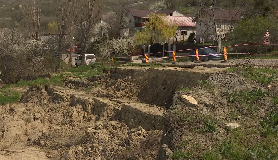 Drumul Vinului, afectat de o alunecare de teren. Aproape 800 de săteni din Vispești riscă să rămână izolați