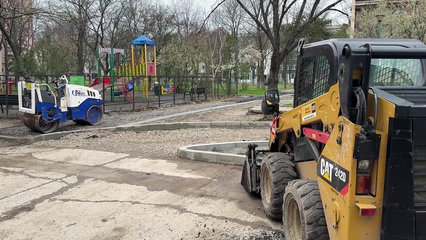 Etapă nouă pe Aleea Crângului. Se asfaltează trotuarele