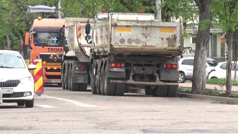 A început. Ieri s-a frezat o porțiune din Bulevardul Bălcescu