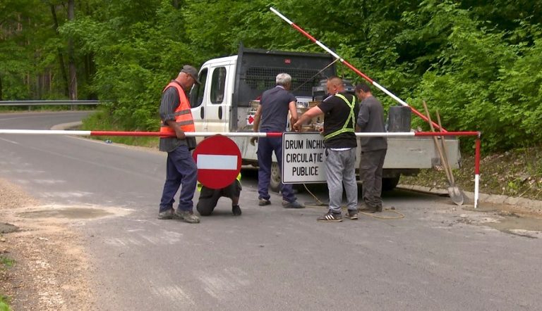 Drum județean închis. Sute de localnici, izolați de restul comunei Cislău