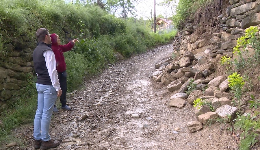 Pericol în Lopătari. Cimitirul de pe deal riscă să cadă peste gospodării