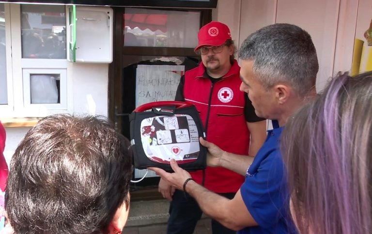 Echipament vital în Piața Centrală. Crucea Roșie Buzău a montat un defibrilator automat