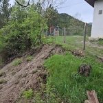 Comunitate în alertă, la Mânzălești. O alunecare de teren pune în pericol școala din Jghiab