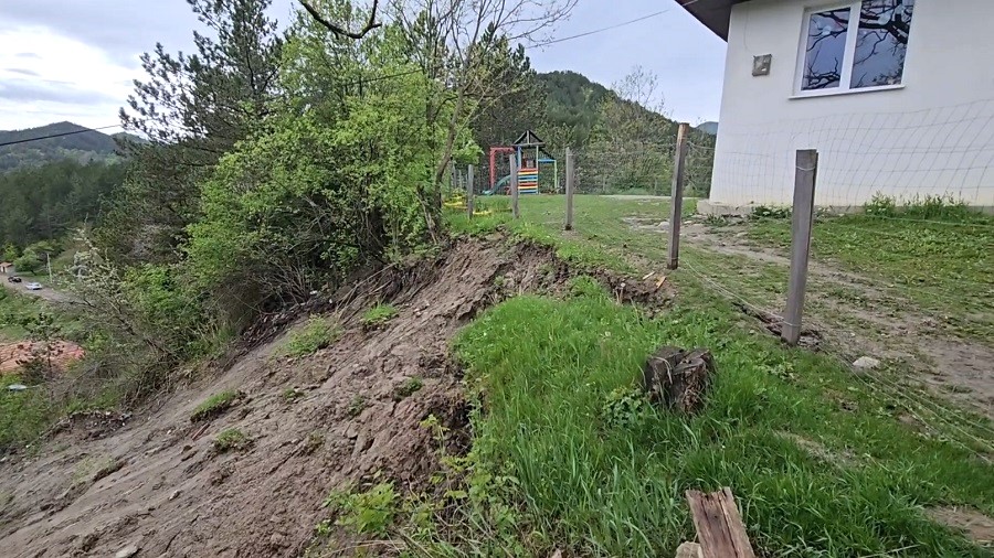 Comunitate în alertă, la Mânzălești. O alunecare de teren pune în pericol școala din Jghiab