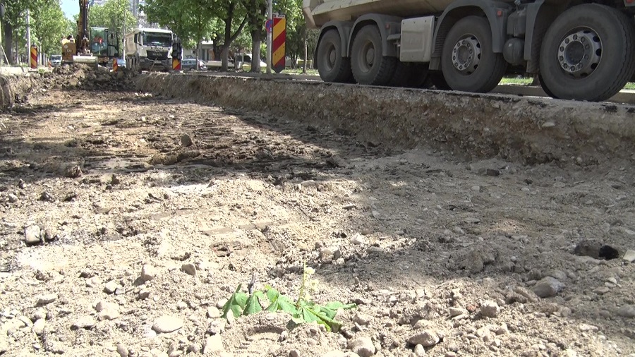Atenție la bulevard. Se toarnă primul strat de asfalt