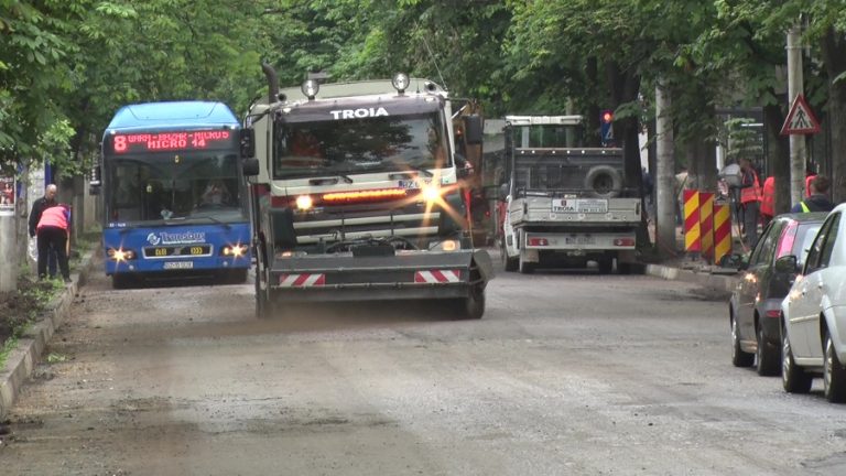 Atenție la bulevard. Se toarnă primul strat de asfalt