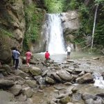 Oaze de răcoare în zilele toride. Cascadele din munți devin refugiu pentru sute de turiști