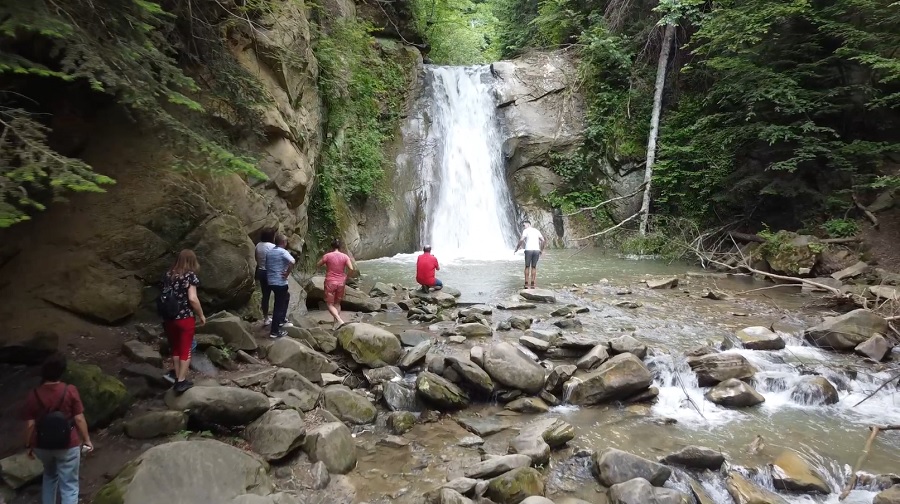Oaze de răcoare în zilele toride. Cascadele din munți devin refugiu pentru sute de turiști